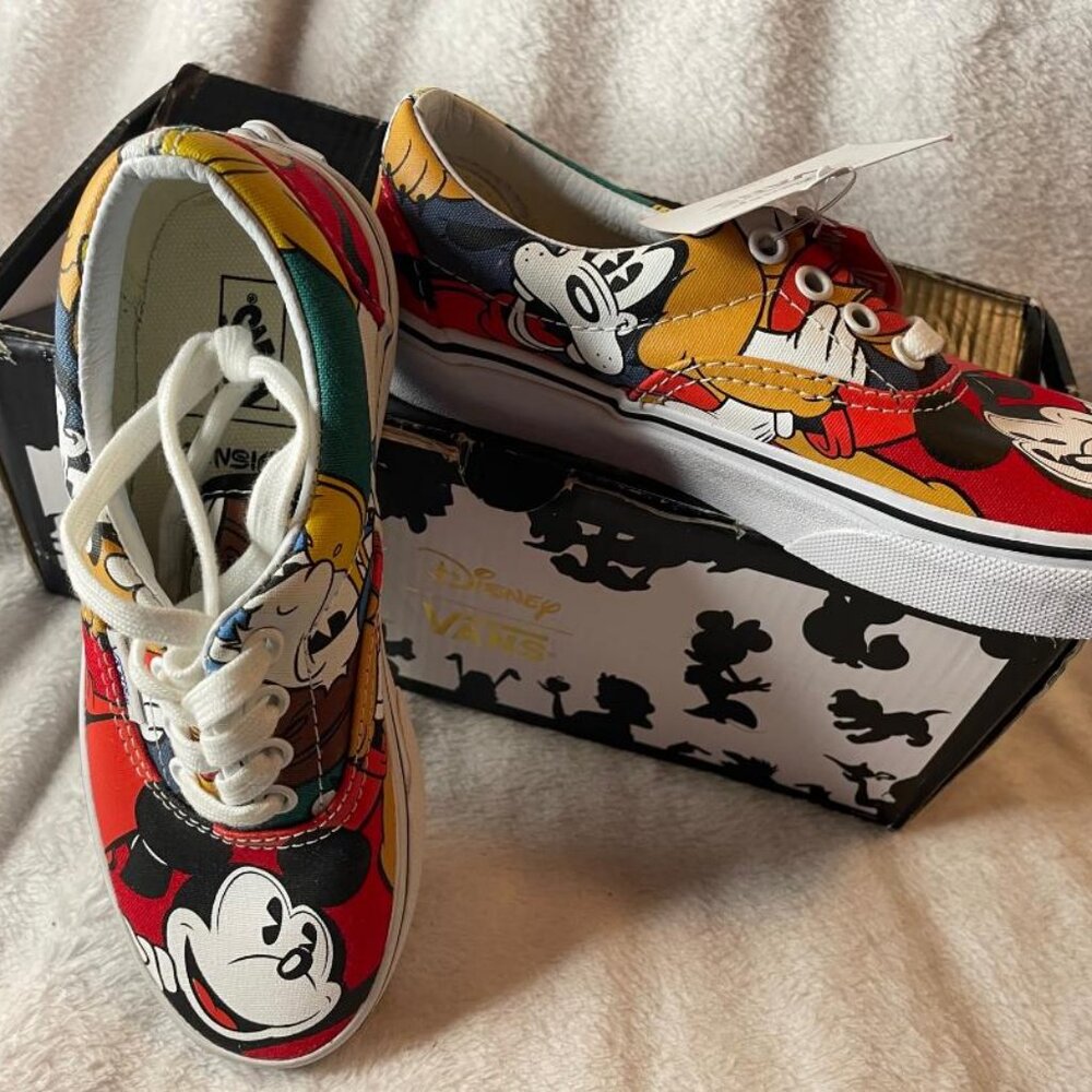 Disney Mickey & Friends "Off the Wall" Vans Shoes Size 13.5 NEW in original Box